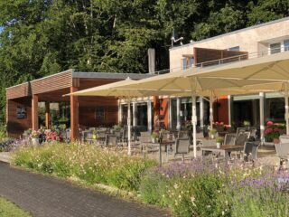 Die loungige Terrasse ist die junge Keimzelle des alten Klubs.