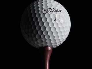 Golfball auf Tee