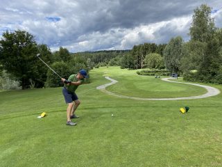 Der Villacher Hausberg Dobratsch dominiert den Platz von Schloss Finkenstein.