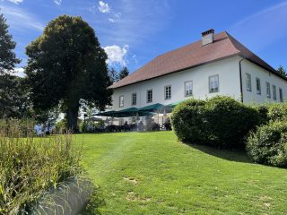 Schloss Finkenstein hat ein paar Gästesuiten und ein sehr gutes Restaurant.