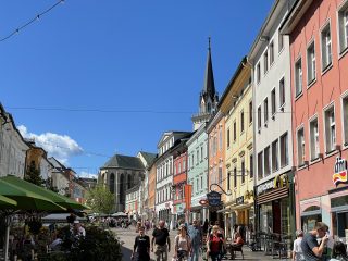 Der Hauptplatz von Villach gilt auch als das Wohnzimmer der Stadt.