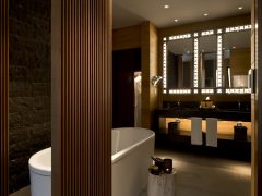 Urlaub in Andermatt: Golf, Ski und viel Freiheit Chedi Rooms Deluxe Bathroom -