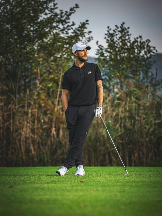 Golfer lehnt auf Golfschläger