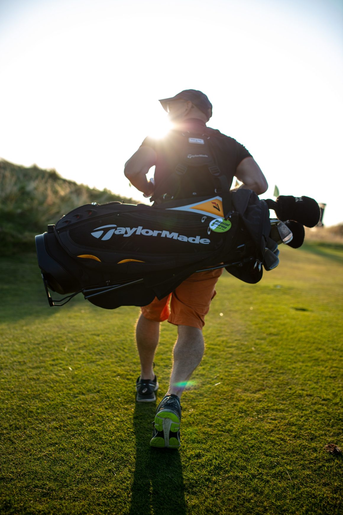 Golfer mit Tragebag