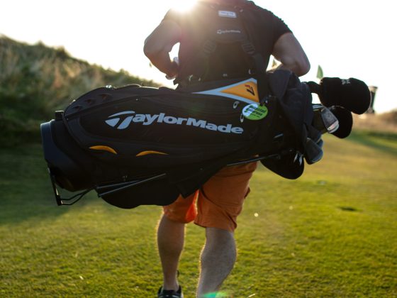 Golfer mit Tragebag