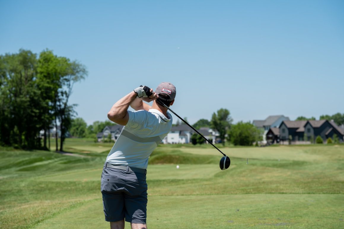 Golfer beim Abschlag