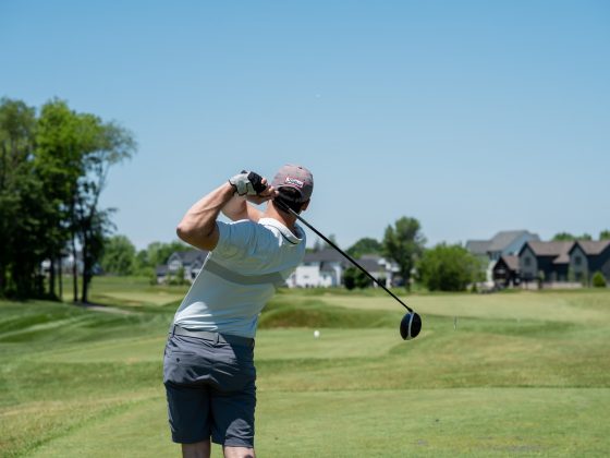 Golfer beim Abschlag