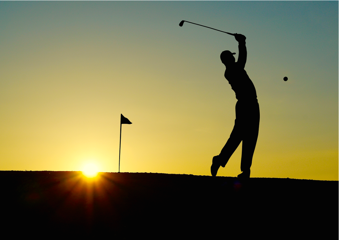 Golfer im Sonnenuntergang