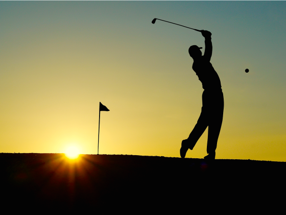 Golfer im Sonnenuntergang