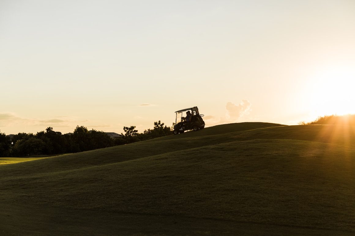 Golfcart im Sonnenuntergang.