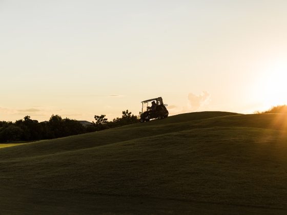 Golfcart im Sonnenuntergang.
