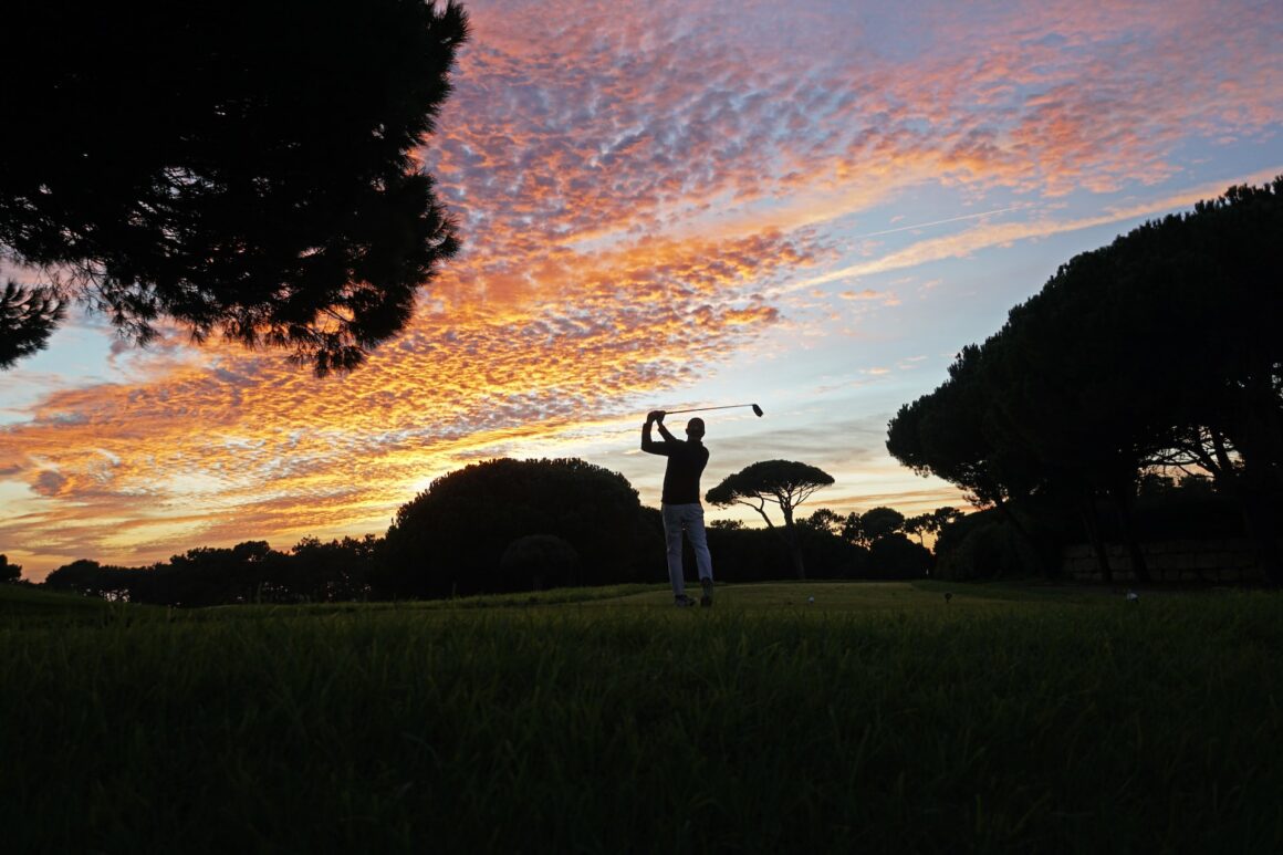 Golfer im Sonnenuntergang