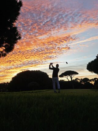 Golfer im Sonnenuntergang