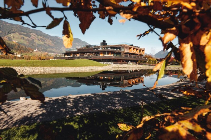 aussenansicht der sportresidenz im herbst c jukka pehkonen golfclub zillertal uderns -