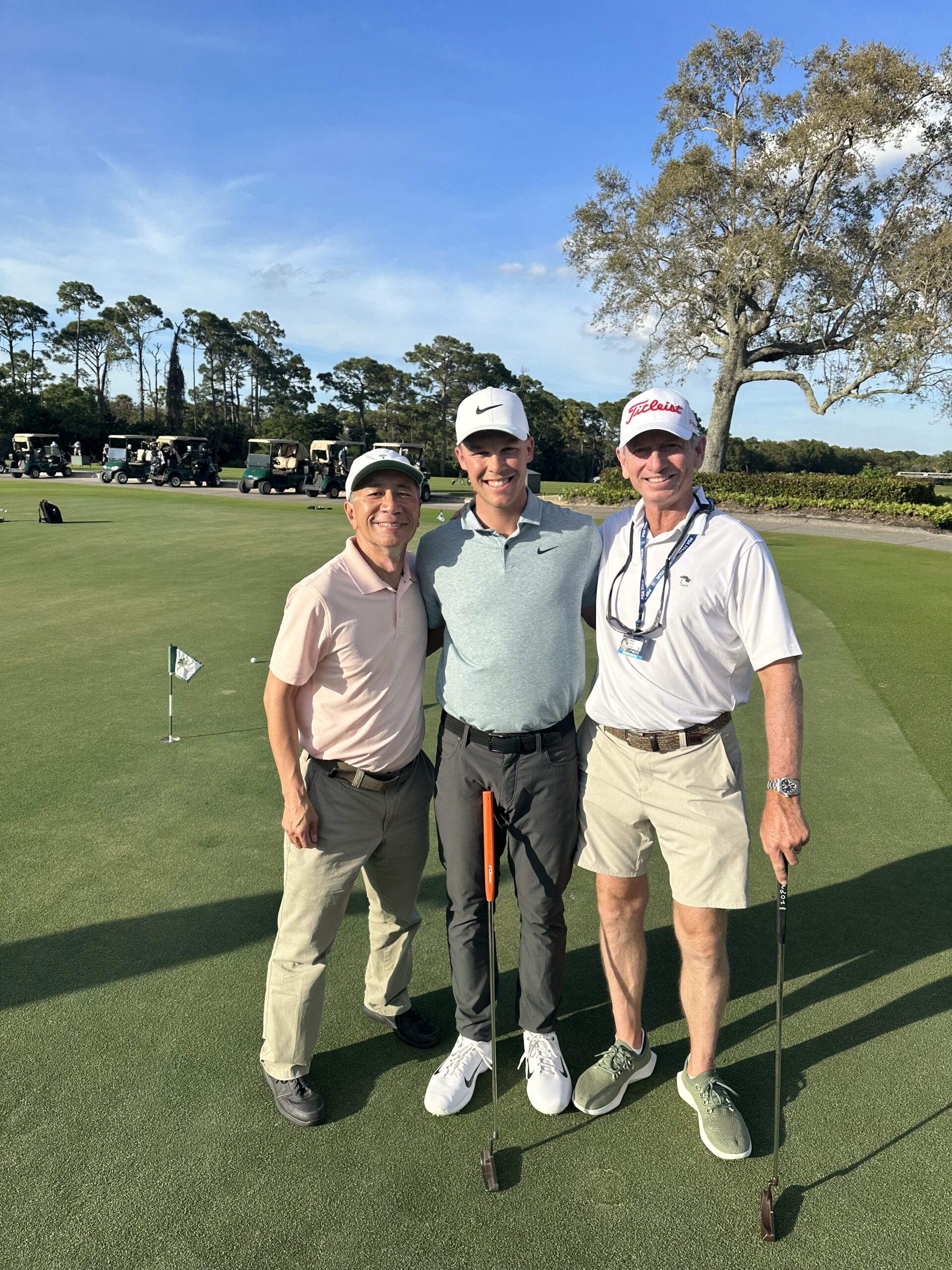 Prof. Chou (links) mit 8x PGA TOUR Sieger & Putting Legende Brad Faxon (rechts)  und einem PGA TOUR Schüler, Old Palm Golf Club, Florida