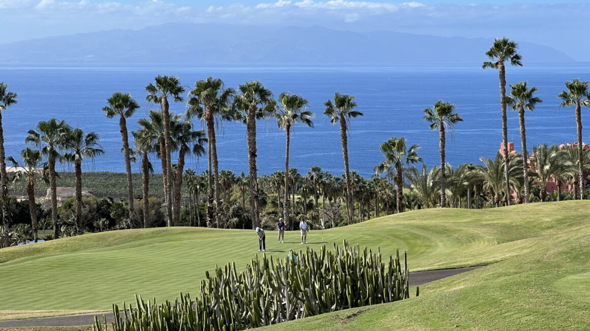 Abama Golfplatz und im Hintergrund die Insel La Gomera