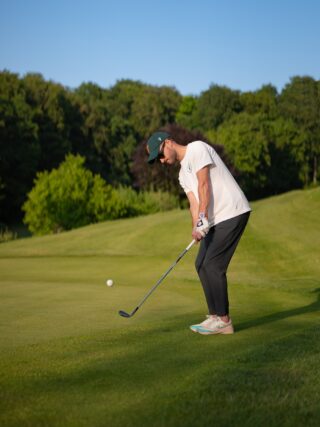 golfer pitch -