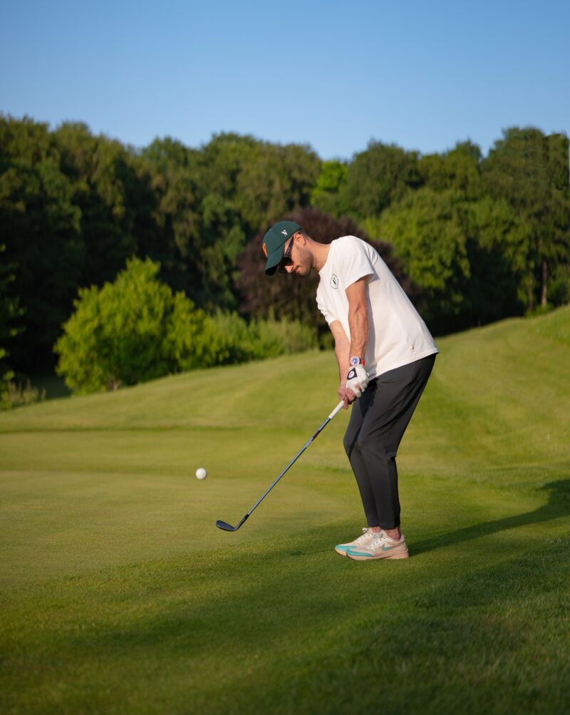 golfer pitch -