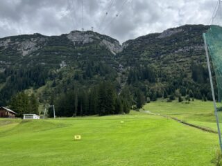 Noch liegt die Driving Range mitten im Ort, fern des Golfplatzes.