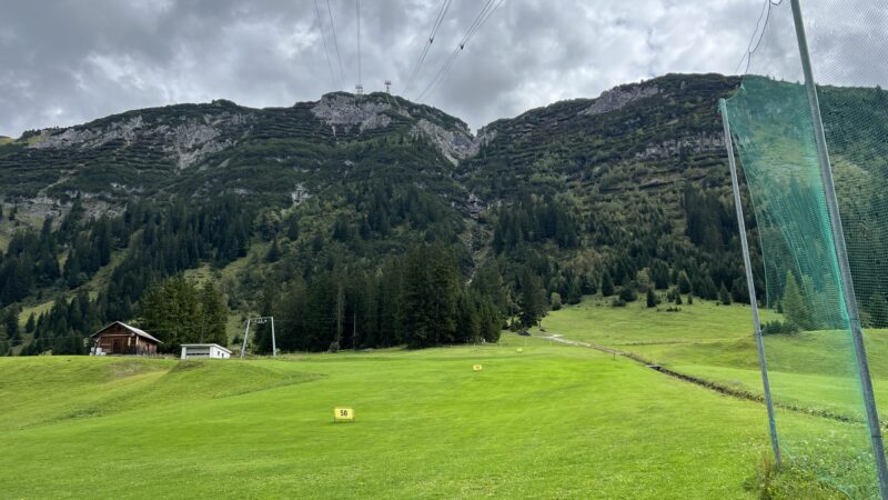 Noch liegt die Driving Range mitten im Ort, fern des Golfplatzes.