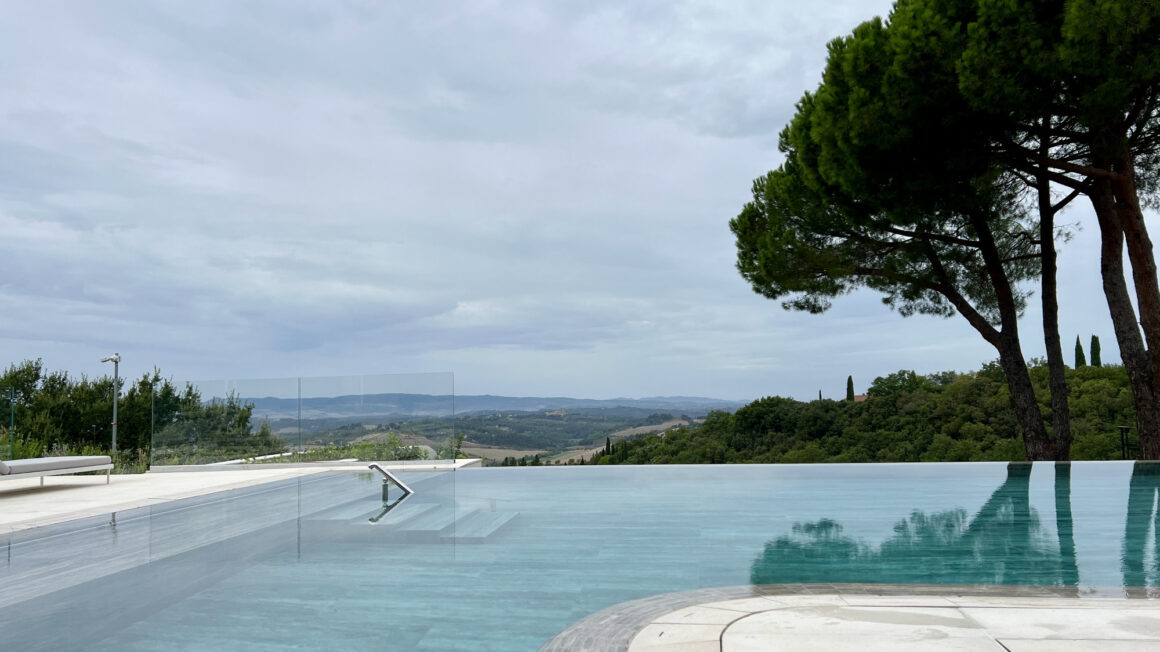 Der in-and-outdoor Pool des neuen Spas