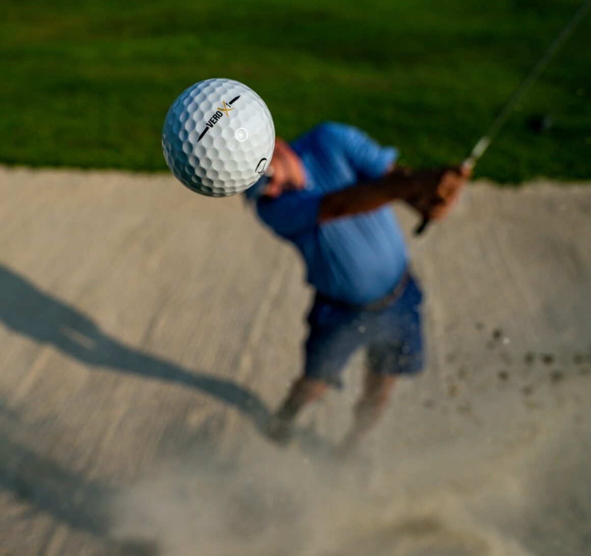 Golfball im Flug aus dem Bunker