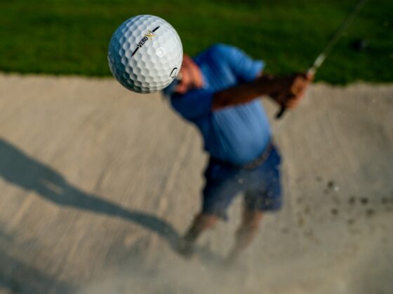 Golfball im Flug aus dem Bunker