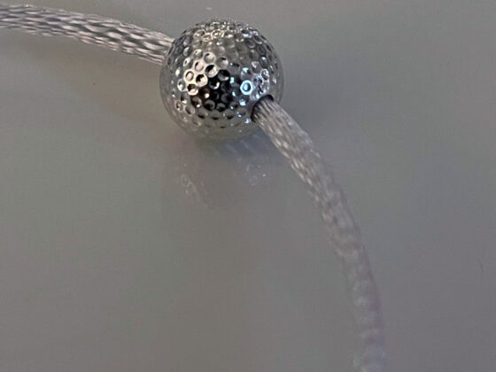 Golfschmuck: Silberner Golfball-Anhänger mit Kette