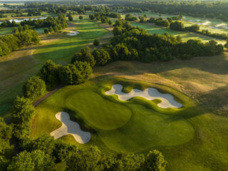 Von oben wird es besonders deutlich: Die Bunker von Lärchenhof sind Meisterwerke der Golfplatzarchitektur.