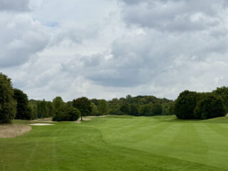 16 Greenkeeper und eine Armada von Mährobotern sorgen für perfekte Fairways.