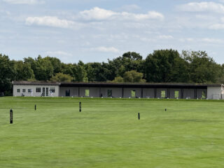 Die Driving Range ist von beiden Seiten bespielbar.