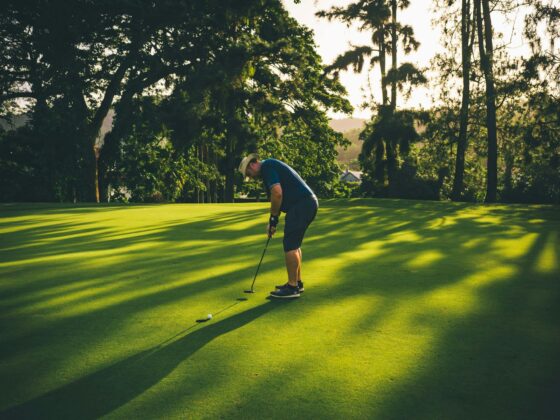 Golfer im Schatten