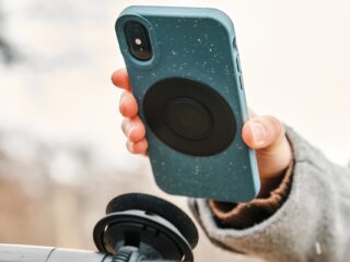 Smartphone-Halterung am Golftrolley VACUUM handelbar base flex Smartphone mit Patch wird aufgelegt quer -