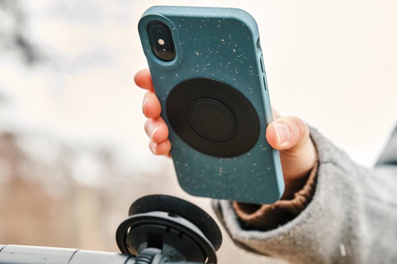 Smartphone-Halterung am Golftrolley VACUUM handelbar base flex Smartphone mit Patch wird aufgelegt quer -