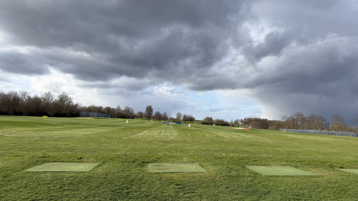 Platz ohne Ende auf der Driving Range.