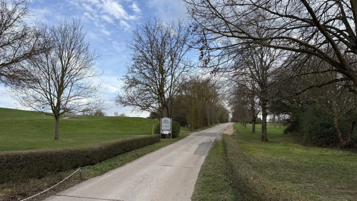 Die ziemlich exklusive Zufahrt zu Club und Hotel.