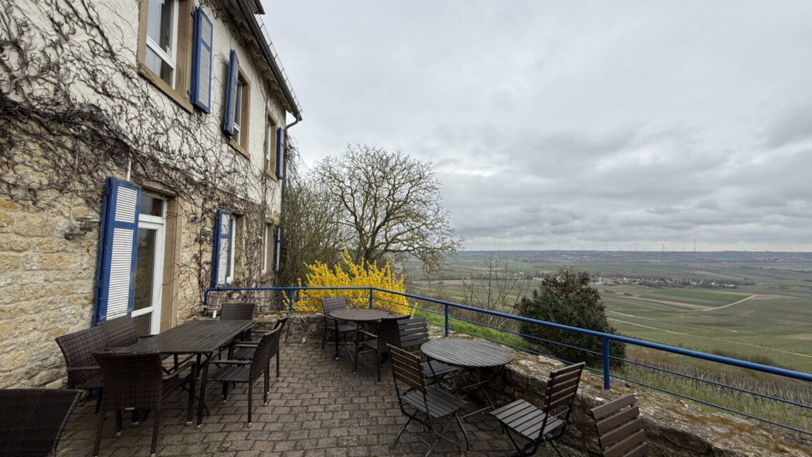 Auch ohne Sonne schön, eine der Terrassen des Hofguts Wißberg.