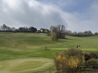 Steile Fairways, tolle Weine - Eine Golfreise ins südliche Burgenland kipiste? Golfplatz! Der Family & Fun Course von Stegersbach.