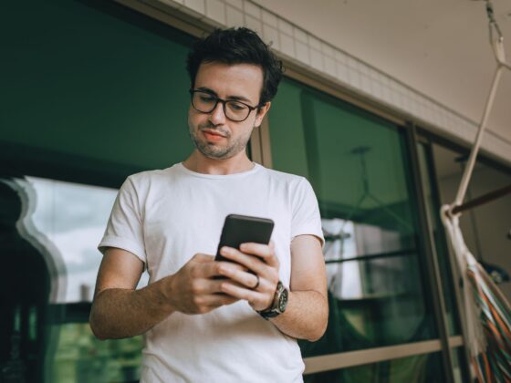 Mann mit Smartphone