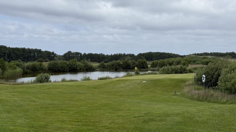 Jungfüchse im Teletubbyland - Das Ostsee Golf Resort Wittenbeck bei Heiligendamm Sanfte Hügel, klares Wasser - typisch Wittenbeck.